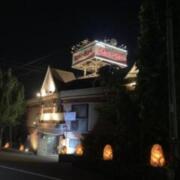 HOTEL SARISARI（サリサリ）(岩出市/ラブホテル)の写真『夜の外観』by まさおJリーグカレーよ