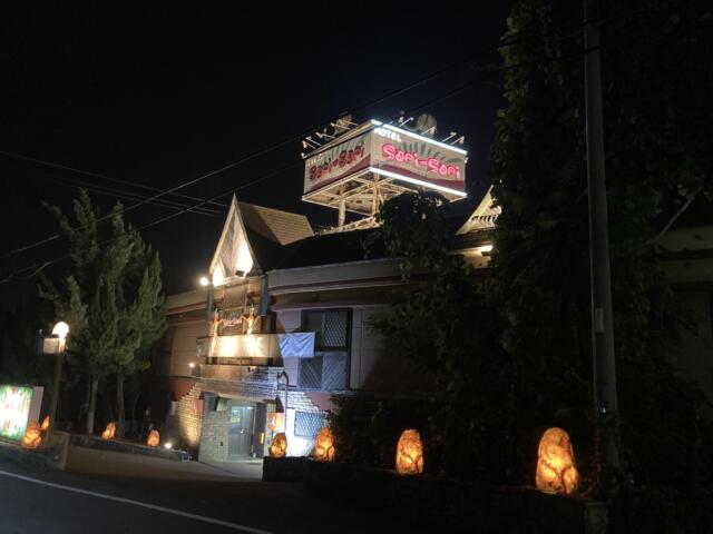 HOTEL SARISARI（サリサリ）(岩出市/ラブホテル)の写真『夜の外観』by まさおJリーグカレーよ