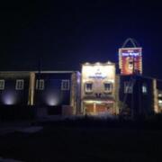 ホテル リアンヴォージュ 和歌山インター店(和歌山市/ラブホテル)の写真『夜の外観』by まさおJリーグカレーよ