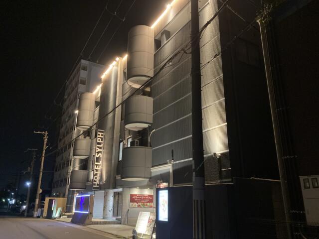 ホテル シルフ 和歌山店(和歌山市/ラブホテル)の写真『夜の外観』by まさおJリーグカレーよ
