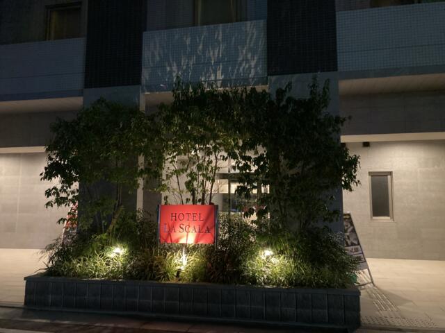 HOTEL LA SCALA(和歌山市/ラブホテル)の写真『夜の外観』by まさおJリーグカレーよ