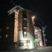 HOTEL STYLISH RIVER(スタイリッシュリバー)(和歌山市/ラブホテル)の写真『夜の外観』by まさおJリーグカレーよ