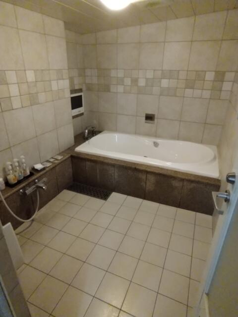 ホテル ATLAS(アトラス)(新宿区/ラブホテル)の写真『401号室　浴室。とても広くて綺麗。でもなんか臭いがイヤ（笑）』by きょうけん