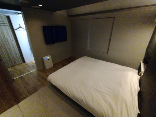ホテル ATLAS(アトラス)(新宿区/ラブホテル)の写真『401号室　部屋を反対側から。ベッドの先には壁掛けのテレビがあります。』by きょうけん