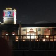 HOTEL the i（ホテルジ・アイ）(東大阪市/ラブホテル)の写真『夜の外観』by まさおJリーグカレーよ