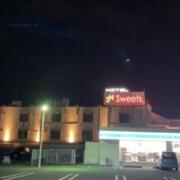 ホテル スイーツ(八幡市/ラブホテル)の写真『夜の外観』by まさおJリーグカレーよ