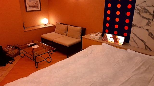 HOTEL IXION（イクシオン)(戸田市/ラブホテル)の写真『208号室部屋概観。ベッド側からソファーを臨む』by 春風拳