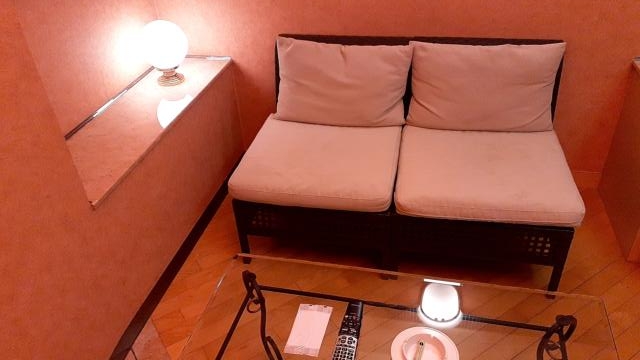 HOTEL IXION（イクシオン)(戸田市/ラブホテル)の写真『208号室、ソファーとテーブル』by 春風拳