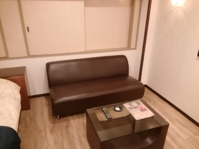 HOTEL Bene(ベーネ)(市川市/ラブホテル)の写真『202号室、応接セットです。(22,8)』by キジ