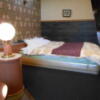 HOTEL MANOA GARDEN（マノアガーデン）(武雄市/ラブホテル)の写真『107号室、全景、中央にベッド、奥に浴室、トイレ、洗面台、手前にテーブル』by 猫饅頭