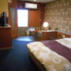 HOTEL MANOA GARDEN（マノアガーデン）(武雄市/ラブホテル)の写真『107号室、中央にベッド、左側にＴＶ、奥にテーブル、玄関入口』by 猫饅頭