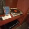 OLD SWING MUSIC STYLE HOTEL(渋谷区/ラブホテル)の写真『206号室　ターンテーブル　可動。スイッチ一つでレコード演奏を楽しめました。(*^^*)』by angler
