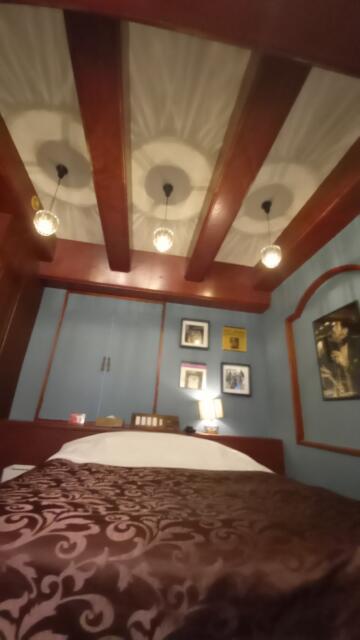 OLD SWING MUSIC STYLE HOTEL(渋谷区/ラブホテル)の写真『206号室　天井照明　全照明にするとかなり明るかった。』by angler