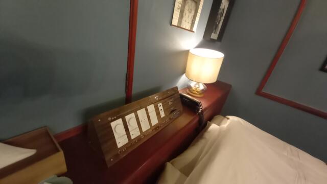 OLD SWING MUSIC STYLE HOTEL(渋谷区/ラブホテル)の写真『206号室　ベッド枕元』by angler