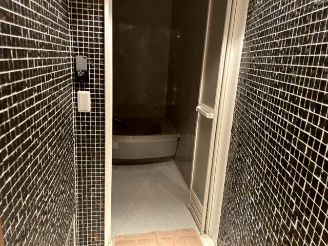 HOTEL The AMERICAN(アメリカン)(江戸川区/ラブホテル)の写真『406号室 風呂の入り口』by ネコシ