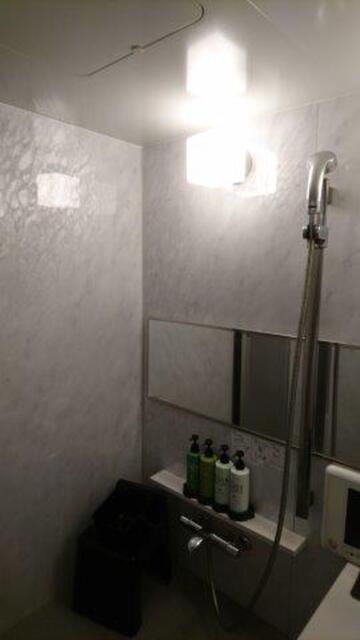 AROMA BOWERY(アロマバワリー)(横浜市中区/ラブホテル)の写真『304号室（浴室奥からシャワー部分。スライド固定式でヘッドは壁向き）』by 格付屋
