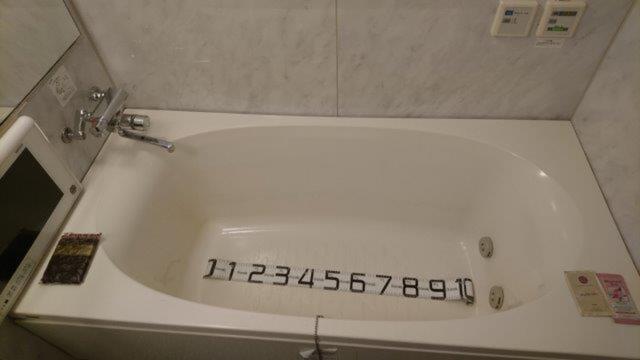 AROMA BOWERY(アロマバワリー)(横浜市中区/ラブホテル)の写真『304号室（浴槽幅100㎝（ペットボトル5.0本分）ジェットバス。TVあり）』by 格付屋