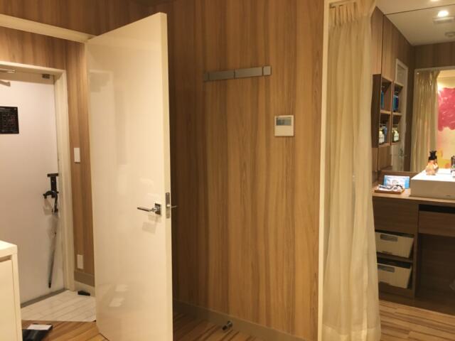 HOTEL CREST 平井（クレスト）(江戸川区/ラブホテル)の写真『302 玄関と洗面室』by festa9