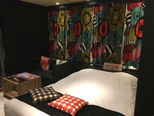 HOTEL CREST 平井（クレスト）(江戸川区/ラブホテル)の写真『508 客室　大胆な柄のカーテンが黒壁に映えます』by festa9
