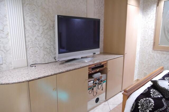 マリンブルー(川口市/ラブホテル)の写真『213号室　テレビとクローゼット』by マーケンワン