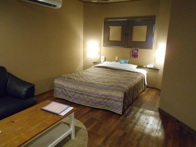ホテル ネプチューン嬉野(嬉野市/ラブホテル)の写真『102号室、ベッド中心、雰囲気がなかなか素晴らしい』by 猫饅頭