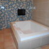 ホテル ネプチューン嬉野(嬉野市/ラブホテル)の写真『102号室、浴室、やや広めの浴槽、洗い場は狭め、割合と新しめ』by 猫饅頭