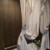バリアンリゾート横浜店(横浜市中区/ラブホテル)の写真『504号室（浴室の区切りカーテン）』by 格付屋
