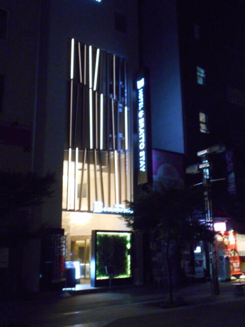 HOTEL BRATTO STAY (ブラットステイ)(八王子市/ラブホテル)の写真『夜の外観』by もんが～