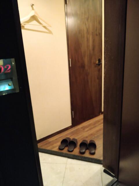CHECK INN BALI(豊島区/ラブホテル)の写真『202号室 玄関のドアを開けてすぐの景色』by なめろう