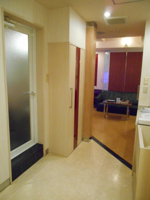 HOTEL Carib(カリブ)(横浜市旭区/ラブホテル)の写真『501号室、入り口から』by もんが～