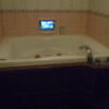 HOTEL Carib(カリブ)(横浜市旭区/ラブホテル)の写真『501号室、浴槽と浴室テレビ』by もんが～