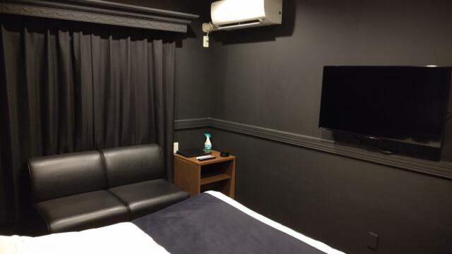 THE HOTEL Z(川口市/ラブホテル)の写真『501号室、ソファー、液晶テレビ、エアコン』by Sparkle