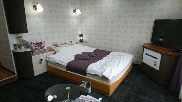 PAL HOTEL 諫早店(諫早市/ラブホテル)の写真『205号室、中央にベッド、右にTV、左にバス、トイレ、玄関がある。』by 猫饅頭