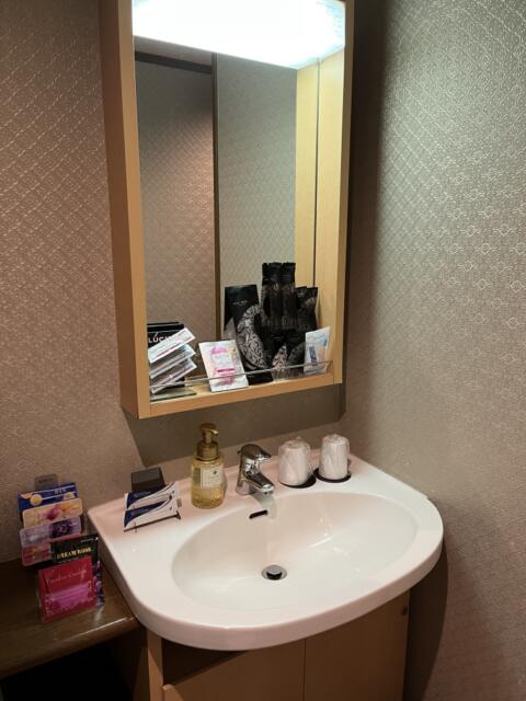HOTEL ALLURE（アリュール）(渋谷区/ラブホテル)の写真『302号室の洗面。綺麗でアメニティ揃ってます。』by たなかささき