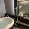 HOTEL ALLURE（アリュール）(渋谷区/ラブホテル)の写真『302号室の浴室。洗い場も広くて浴槽も広いので2人で入っても楽々です。ジェットバスも付いて良いです！』by たなかささき
