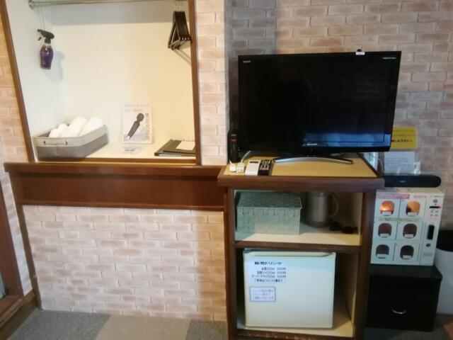ホテル城(鎌倉市/ラブホテル)の写真『401号室、TVや冷蔵庫です。(22,9)』by キジ