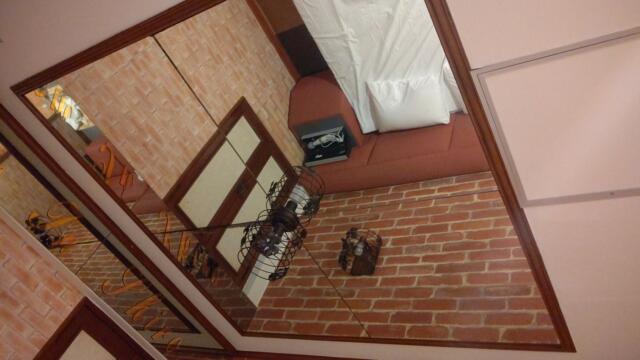 ホテル城(鎌倉市/ラブホテル)の写真『401号室、天井は鏡です。(22,9)』by キジ