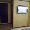ニューポート(立川市/ラブホテル)の写真『305号室、テレビと洗面所ドア』by もんが～