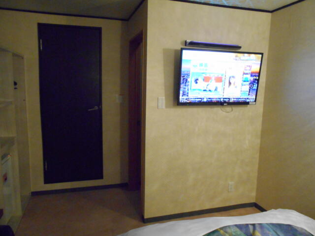 ニューポート(立川市/ラブホテル)の写真『305号室、テレビと洗面所ドア』by もんが～
