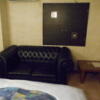 ニューポート(立川市/ラブホテル)の写真『305号室、ソファーとテーブル』by もんが～