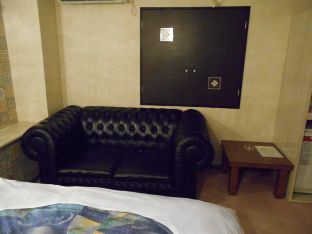 ニューポート(立川市/ラブホテル)の写真『305号室、ソファーとテーブル』by もんが～