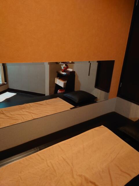 プチホテル AGAIN(荒川区/ラブホテル)の写真『204号室ベット脇の鏡』by そこそこの人生