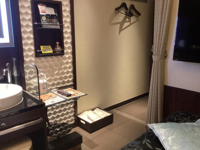 ホテルモアナ(新宿区/ラブホテル)の写真『503号室 ベッド枕元から見た室内』by ACB48