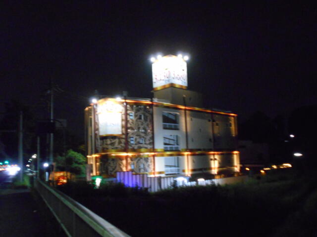 HOTEL STYLISH (スタイリッシュ)(富士見市/ラブホテル)の写真『夜の外観（遠景）』by もんが～
