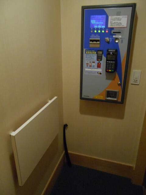HOTEL STYLISH (スタイリッシュ)(富士見市/ラブホテル)の写真『305号室、両替機とテーブル』by もんが～