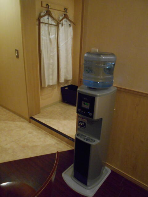 HOTEL STYLISH (スタイリッシュ)(富士見市/ラブホテル)の写真『305号室、ウォーターサーバーとガウン』by もんが～