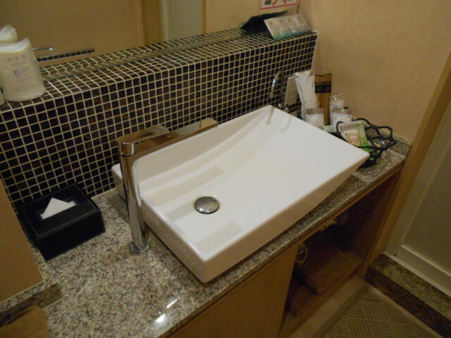 HOTEL STYLISH (スタイリッシュ)(富士見市/ラブホテル)の写真『305号室、洗面台は初めて見る形でしたが、浅いので少し水撥ねが・・・。』by もんが～