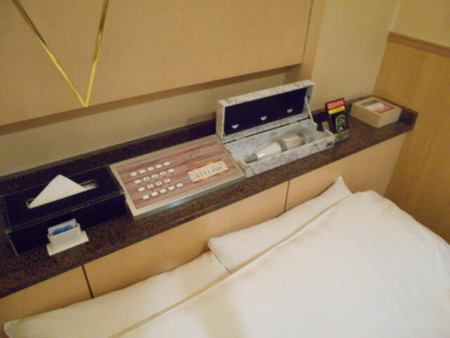 HOTEL STYLISH (スタイリッシュ)(富士見市/ラブホテル)の写真『305号室、ベッドサイド』by もんが～