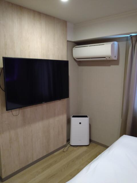 HOTEL ALLURE～アリュール～(船橋市/ラブホテル)の写真『306号室 ベッド足もとの壁にテレビ。エアコンと床に空気清浄機。』by なめろう