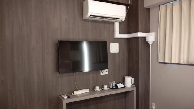 ホテル大山(新宿区/ラブホテル)の写真『104号室、液晶テレビ、エアコン、棚』by Sparkle
